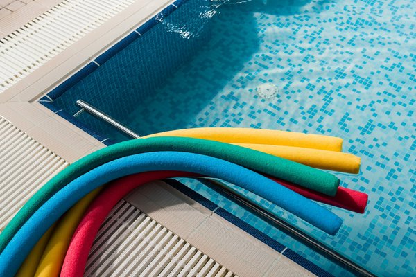 Les essentiels pour bien équiper votre piscine cet été